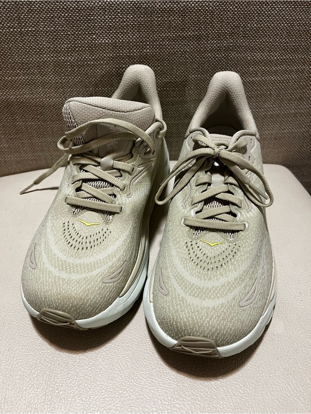 HOKA One One Arahi 8 Running Shoe - Cream with Green Accents Women’s Size 8 - Picture 6 of 8